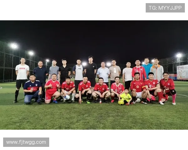 上海足球队团队协作引发热议球迷对战术配合与球员表现展开激烈讨论