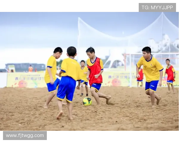 足球明星亲自带孩子训练传授技巧与热爱足球的精神 足球明星亲自带孩子训练传授技巧与热爱足球的精神