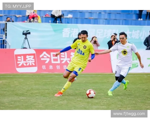 足球明星阵容合照展现球场风采与团队精神的完美瞬间