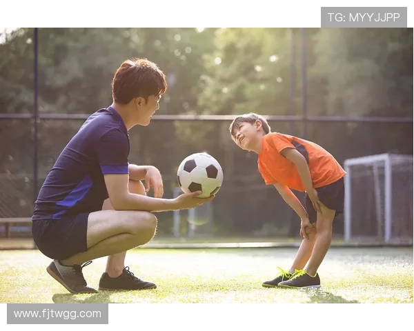 与足球明星的孩子亲密接触感受运动魅力与家庭温暖的瞬间