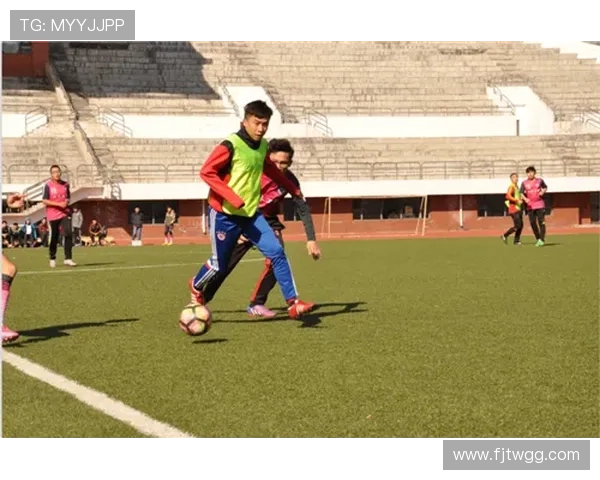 橙色衣服的足球明星如何在赛场上展现个人魅力与团队精神